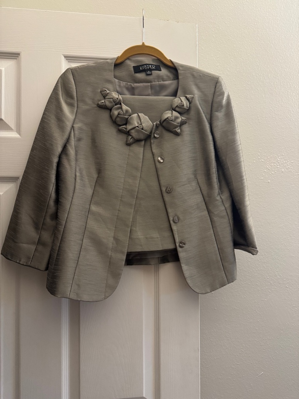 Kasper Women's Light Gray Floral Appliqué Jacket